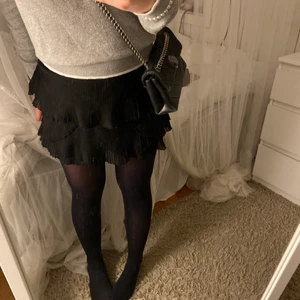 Volangkjol - Såå fin svart volangkjol från Zara!! Kjolen har ”inbyggda” shorts vilket inte syns utifrån utan bara är ett stort plus💕 Den är i fint skick! Köparen står för fraktkostnaden🤗