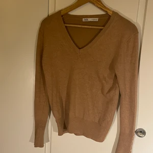 Jättefin beige tröja! - Supersöt tröja från Zara. Beige med guldetaljer på handledarna. Strl M men oversize på S + stretchig.