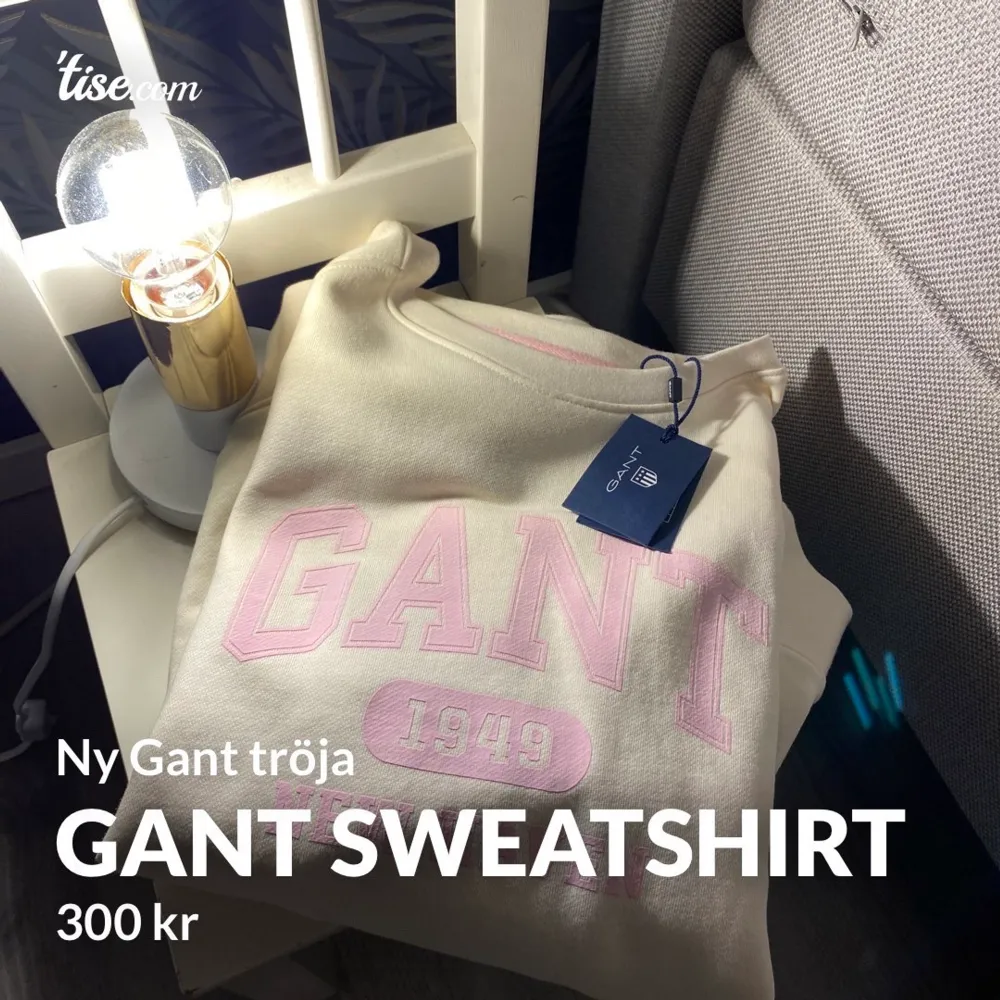 Helt oanvänd Gant sweatshirt. Gräddvit och råsa😊skriv om intresse eller frågor.. Tröjor & Koftor.