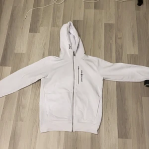 Sälijer dena zip hoodie  - Köpte den för 1300kr men använde den bara 2 gånger och aldrig mer. Sälijer den för den är för liten för mig. 
