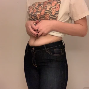 Blåa jeans, slim - 🌌🫐Mörkblåa jeans från lindex, nästan aldrig använda pga för små, slimfit🫐🌌