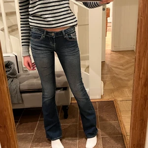 Lågmidjade jeans - Säljer ett par fina Lågmidjade jeans från rue 21, skriv för fler bilder och info💕 +frakt