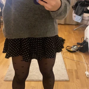 Kjol  - En prickig kjol från zara med inbyggda shorts💙skriv för fler bilder! 