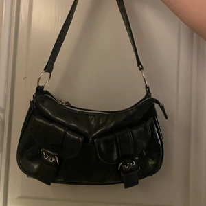 Jättefin handväska vintage!  - SÅ snygg handväska i acceptabelt skick som har den eftersträvade ”optimala” formen för en handväska som ska sitta snyggt på axeln! 🤩 detta är min gamla favorit som jag har tvivlat på att sälja ett tag, men nu bestämt mig att göra det då den inte kommer till användning på samma sätt som förr. 💓 mötas upp eller FRI FRAKT! 🥰