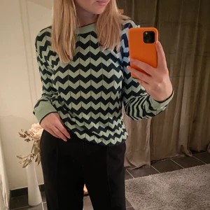 Tröja - Använd fåtal gånger! Storlel L men skulle säga mer åt M.  Köparen står för fraktkostnaden ❤️ 