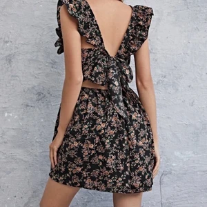 Blommig klänning  -  superfin klänning som man kan knyta där bak. Endast testat 1 gång, väldigt bra skick. Stlk xs, köpt för 190kr, säljer för 80 + frakt 50. Skriv om ni vill diskutera pris💘❣️