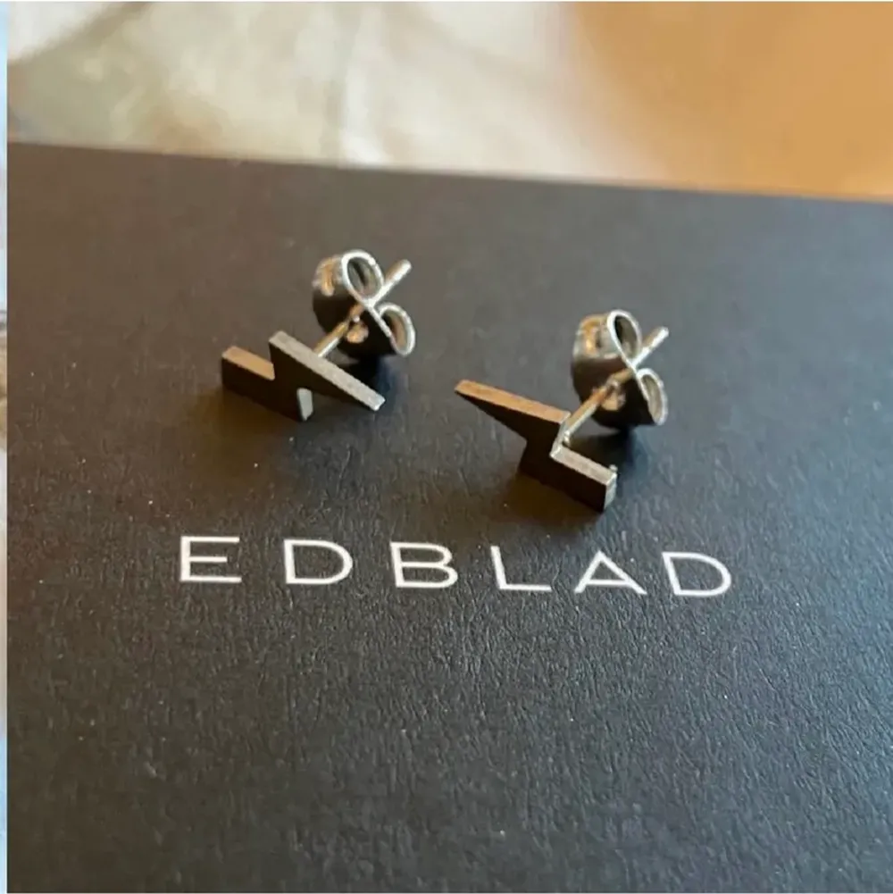(LÅNAD BILD) säljer nu mina jättefina trendiga  blixt örhängen från Edblad. Knappt andvända. Nypris: 200kr mitt pris: 89kr. Accessoarer.
