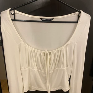 Shein topp  - Två stycken oanvända toppar från shein, bara legat i garderoben, vit i strl s och svart i m. Jätteskönt material, 40 kr st 