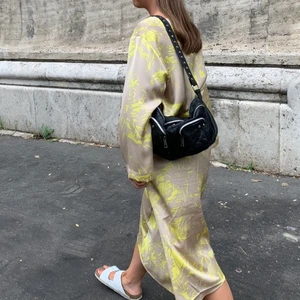 Fint set - Säljer detta fina set från Lindex. Kjolen är i stl 40 och blusen i stl M. Jag är själv stl S och passar. Kjolen är lite stor dock. 