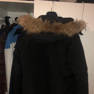 Canada goose langford parka - Säljer nu min canada goose langford parka som jag haft en vinter nu. Hyffsat fint skick, några små normala slitage syns om man kollar noga. Nån sömm under muddern på högerarmen är uppe och lite småfläckar här och var. Men efter en kemtvätt borde den se bra ut. Nypris 12999 på NK. Mitt pris 3499.  Hör av er för mer bilder samt info