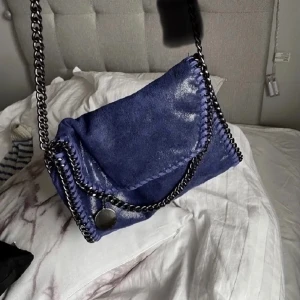 Stella Mccartney väska - Super fint och cool Stella liknande väska. Säljer pga av att jag köpt nya väskor som jag använder mer
