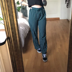 Randiga byxor Monki  - Säljer ett par av mina trogna favoriter från Monki! Grön och vitrandiga höga byxor med snörning. Dom är sjukt sköna och passar till så mycket. Jag har tagit väl hand om dom så dom är i mycket bra skick 🤓