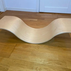 Casall U-Shape - Wood / Balansbräda - Casall U-Shape - Wood / Balansbräda  Storlek: 90 x 33 x 20 cm.  Vikt: 3 kg. Material: Naturligt trä,  Designad i Sverige. Skötselråd: Kontrollera alltid produkten före användning och använd den inte om du ser några sprickor eller skador. Förvaras utom räckhåll för barn. Det här är ett träningsredskap och inte en leksak.