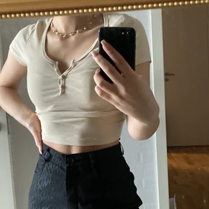 sommartopp  - En basic söt topp med tre små knappar där framme som man kan antingen stänga helt eller öppna hur man vill. Storlek XXS men passar definitivt en vanlig XS också, köpt från Ginatricot och aldrig använd. :)