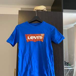 Säljer Levi’s T-shirt då jag inte har någon användning för den längre! 💓 först till kvarn!💓