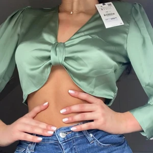 Topp - Säljer denna fina festliga toppen från Zara, storlek S, aldrig använd och prislappen finns kvar💚💚