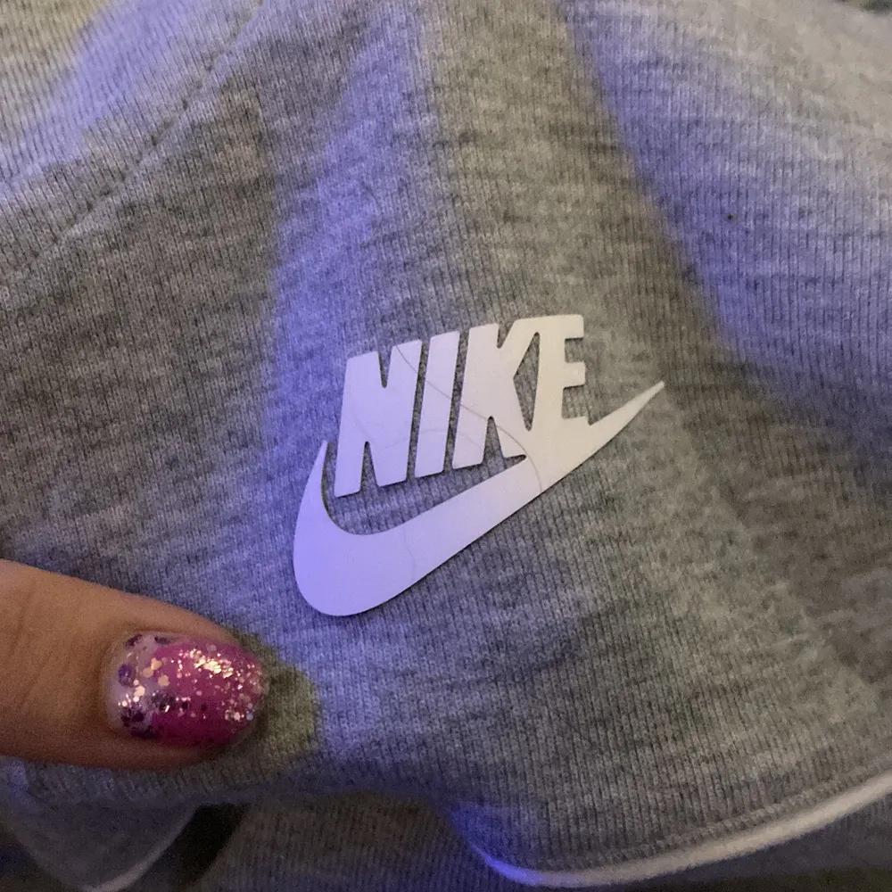 Nike går i hvite striper på armen . Övrigt.