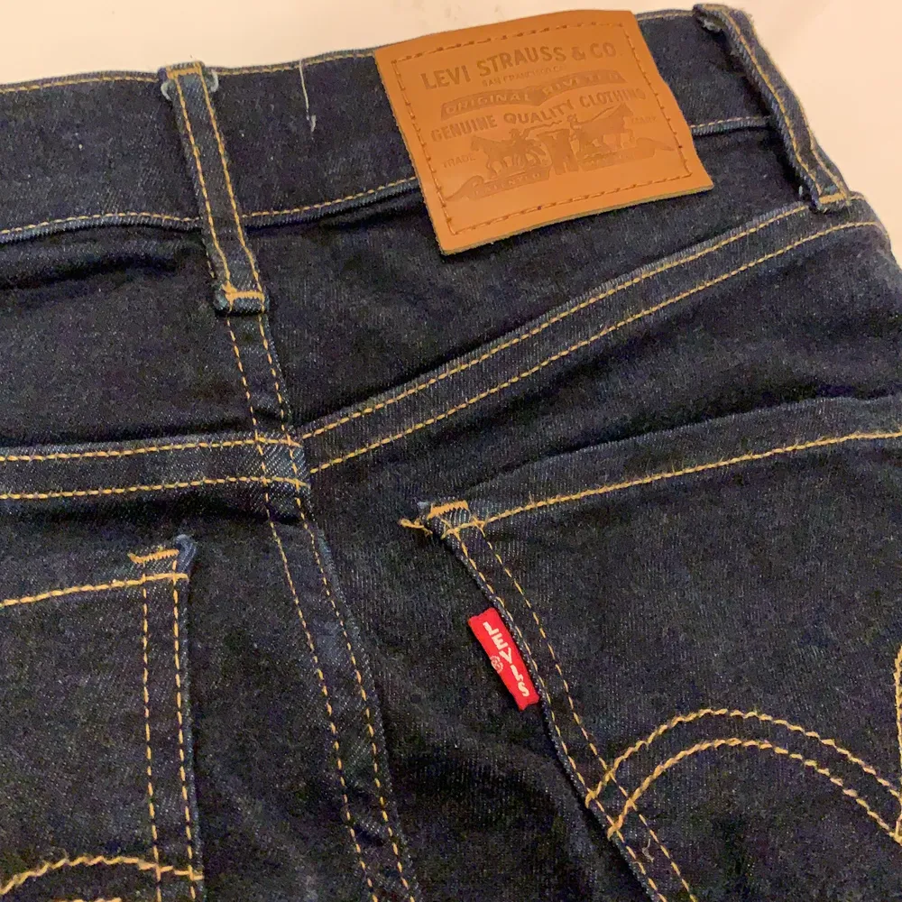 Säljer dessa mörkblå jeansen för 699kr, kostade 1000kr. Knappt använda.. Jeans & Byxor.