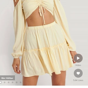 NAKDxPAMELA - Jätte fin ljus gul kjol ifrån NA-KD! Helt oanvänd☺️💕