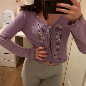 Lila blommig kofta - Skitgullig kofta som man kan ha som den är eller över en topp💕💕