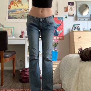 Brandy melville jeans - Säljer nu dessa super snygga lågmidjade jeansen ifrån brandy melville i modellen kylie. Super fina och helt nya! Brandy klistermärken medkommer! De är i storlek S men skulle säga att de även passar xs.