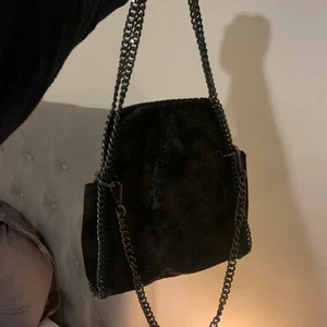 Kedjeväska  - Svart lite skimmrig kedjeväska som påminner om de populära Stella Mcartney väskorna. Återpublicerar väskan pga oseriös köpare! Först till kvarn 500kr