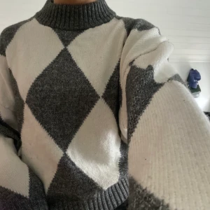 Stickad tröja - Stickad tröja i storlek xs men skulle säga att den mer är som en s! Sticks inte alls och är superskön😍