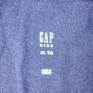 GAP tröja  - Långärmad Gap tröja med ytterst liten färgfläck och ett litet ihopsydd hål som inte syns. 