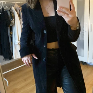 Kappa i sammet - Kappa i sammet (tror jag??) som tyvärr var för liten på mig, knappar, fickor och en slit på baksidan🖤