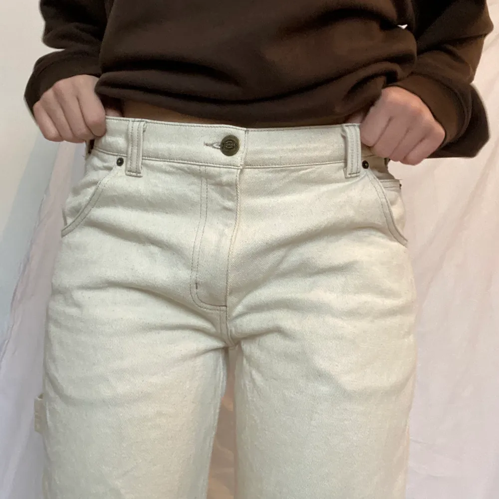 Beigea dickies i storlek W33/L32 (jag är 177cm), säljer då de inte kommer till användning. Köptes nya för 500kr, frakt tillkommer💗. Jeans & Byxor.