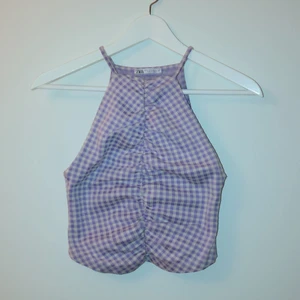 Zara Topp  - Säljer min lila rutiga Zara topp som är använd ett fåtal gånger så i bra skick. Köpt för ca 150-200kr 💕 Köparen står för leverans och betalningen sker via swish! 