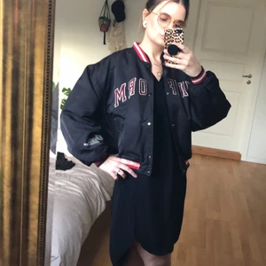 Vintage bomberjacka  - Säljer här en sjukt cool vintage bomberjacka från 80-talet! Vet inte så mycket om märket då jag köpte den på en secondhandbutik i Amsterdam 🤗