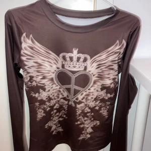 y2k långärmad t-shirt  - SÅ SÖT!! Har aldrig fått anväbdnibg av den och har bytt stil så säljer då här😍 Toppen har ibga lappar eller märken så har ingen aning vart jag köpt deb ifrån. Väldigt sköbt material!! ❤️KOLLA GÄRNA IN MINA ANDRA ANNONSER❤️💕 Buda minst 10kr över ledande bud!!!!!!!💕