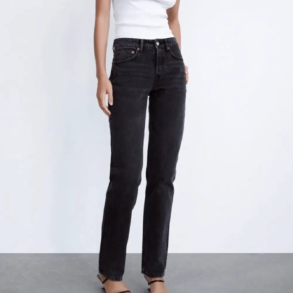 Jag säljer dessa zara jeans i modellen mid rise då dom är för stora. Storlek 42, skulle säga att dom passar någon som har runt storlek 40 då dom är lite små i storlekarna. Köparen står för frakt💓. Jeans & Byxor.
