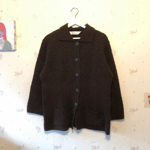 Brun stickad sweater - Thrifted brun stickad sweater! Den är fint ocersized och varm!