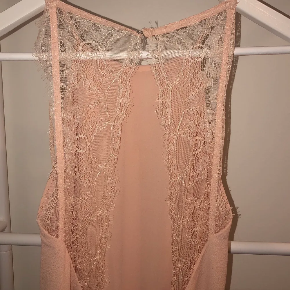 Jättefin ljusrosa klänning från Samsoe Samsoe💗💞 Säljer då jag inte har användning för den längre. Storlek xs, jag är 169 cm. . Klänningar.