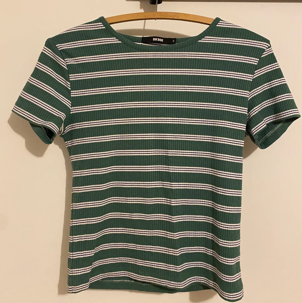 Grön-och vit-randig t-shirt från BikBok. Supersomrig i stretchigt material. T-shirts.