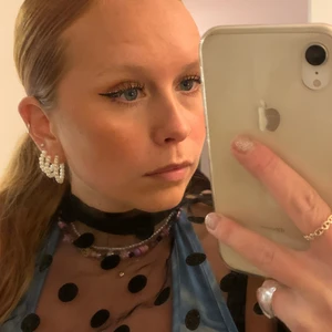 Vita hoops pärlor 🤍 - Vita handmade hoops med fina pärlor🤍 60kr per par. matchande halsband och armband som på bilden finns också att få.  Besök hannashoops.com för mer