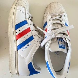 Adidas superstar - Adidas superstars röda och blå. Sjukt snygga. Ganska använda men fina! 