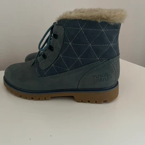 Vinterskor - Super fina skor från Helly Hansen köptes för några år sen och har tyvärr inte kommit till användning och nu har jag vuxit ur dom. Vet inte exakt hur mycket som kostade nya. 