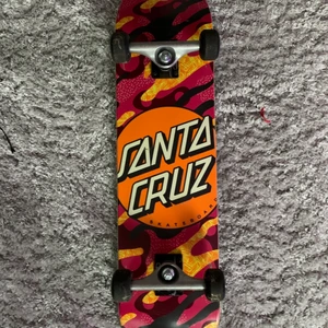 Santa Cruz Complete Skateboard - Använd fåtal gånger, endast tecken på användning men inga defekter som jag vet om, använder inte och säljer därför. Storleken är 19cm bred (decket), minns ej i inches, pris kan diskuteras vid snabb affär