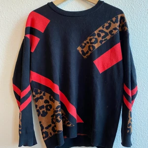 Tröja från topshop, storlek 36.  - Svart tröja med detaljer i rött och leopard. Från topshop, storlek 36. 