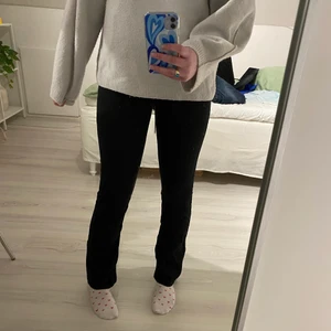 svarta lågmidjade jeans  - super fina svarta jeans. Dessa är lågmidjade och är ganska långa, jag är 176 cm lång och de går ner till mina fötter. Dessa är köpta från sellpy och är tyvärr lite för små för mig i midjan. De ser nästan lite ut som tights i första bilden men det är jeans material. köparen står för frakt!💓
