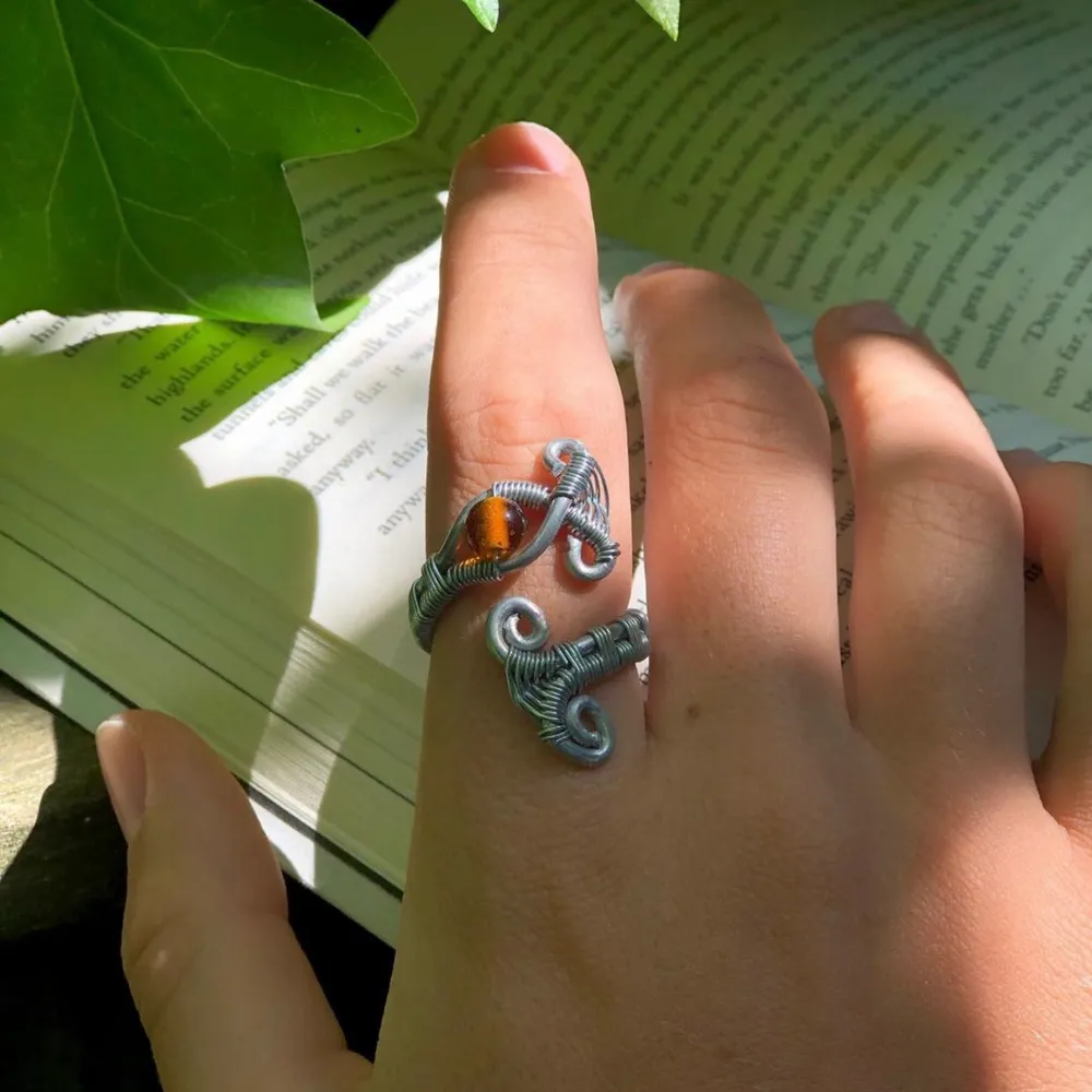 En unik ring i aluminium och pläterad ståltråd. Blir varken rosa eller grön på fingrarna dina. Valfri färg på pärla!🌹. Accessoarer.