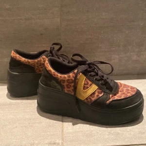 Skopunkten -  Fina leopardmönster Skor hög platå