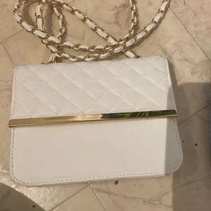 H&M väska - Gullig axelväska. Köpt för 219 ish. köpte den till min konfirmation sedan så har jag typ inte använt den mer. den har några fläckar som syns på bilderna. Annars är den i toppskick.