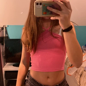 Korsad zara tröja - Säljer denna trendiga sommartopp från zara. Jag köpte den här tröjan av en annan tjej på Plick men har aldrig riktigt användt den. Den är i storlek s men sitter bra på mig som också är en xs. Köpare står för frakt!