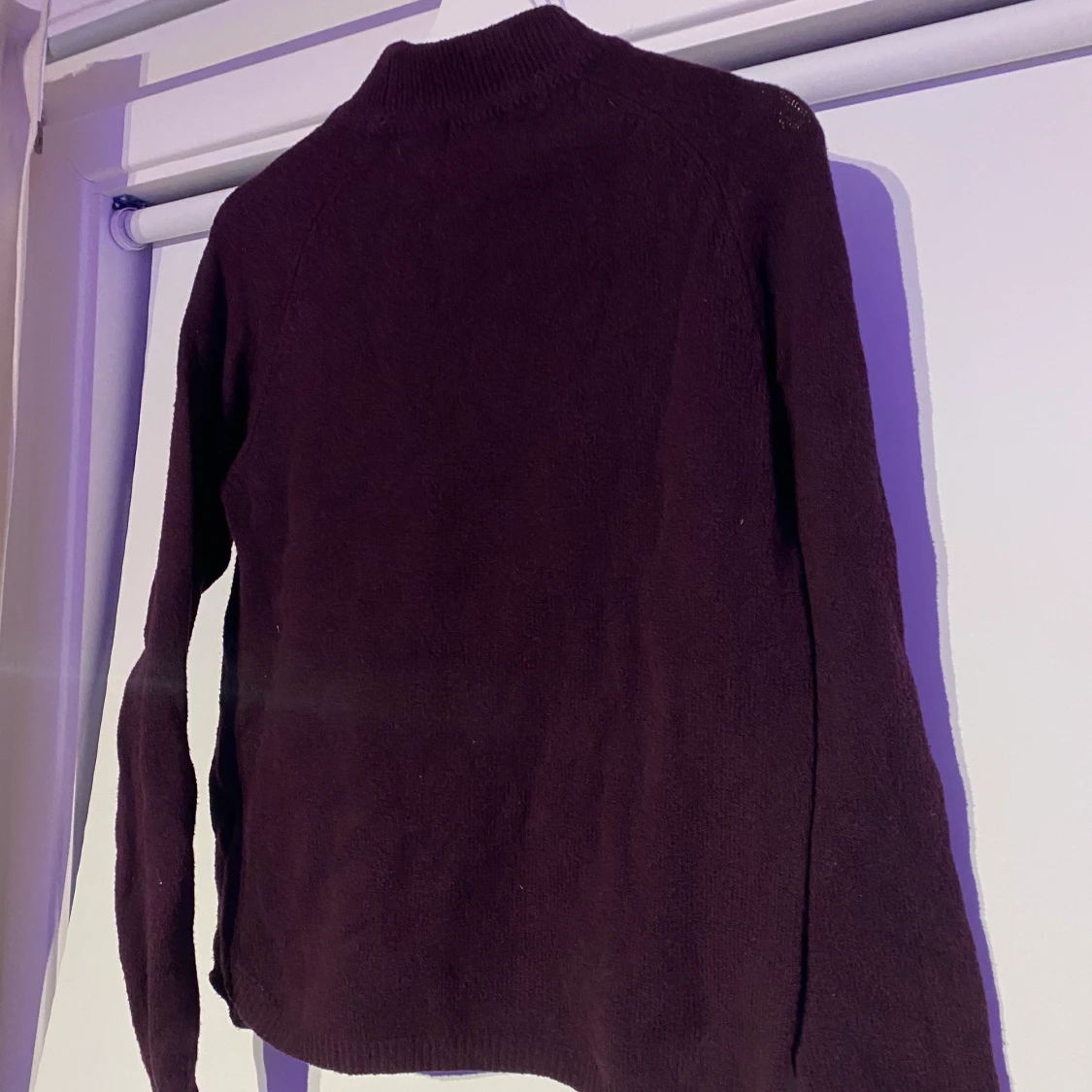 Vinröd stickad tröja från only - 90