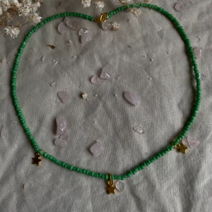 Halsband  - Halsband med sjukt snygg grön färg passar till allt enkel att bära halsbandet är 35cm långt med guld lås guld berlocker. Frakt tillkommer ligger på 14kr 💕💕
