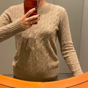 Kabelstickad kashmirtröja - Finns! Skön kabelstickad kashmirtröja från soft goat. Använt fåtal gånger. Storlek M. Frakt ingår 🤗 